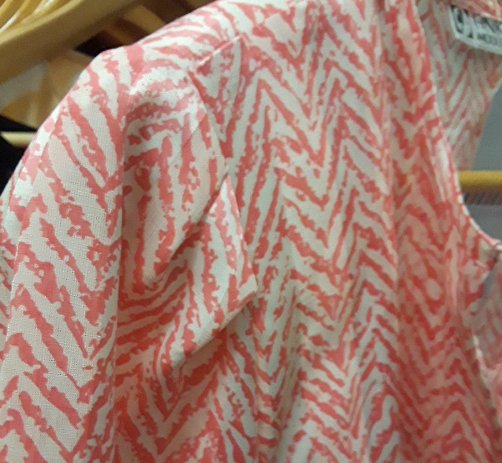 ✅SOLD ✅ 🇫🇷 Paris find! Vintage patterned dress, coral and white, size S